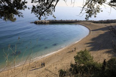 Sirolo (An), İtalya - 1 Ocak 2019: Urbani plajı, Riviera del Conero, Adriyatik Denizi, Sirolo, Ancona, Marche, İtalya 