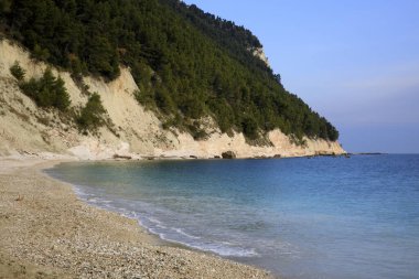 Sirolo (An), İtalya - 1 Ocak 2019: Sassi Neri plajı, Riviera del Conero, Adriyatik Denizi, Sirolo, Ancona, Marche, İtalya 