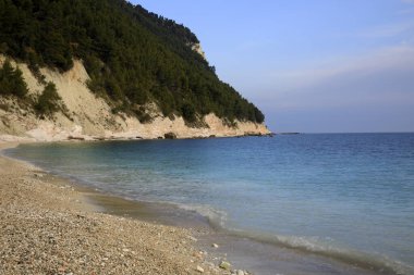Sirolo (An), İtalya - 1 Ocak 2019: Sassi Neri plajı, Riviera del Conero, Adriyatik Denizi, Sirolo, Ancona, Marche, İtalya 
