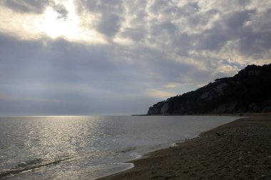 Sirolo (An), İtalya - 1 Ocak 2019: Sassi Neri plajı, Riviera del Conero, Adriyatik Denizi, Sirolo, Ancona, Marche, İtalya 