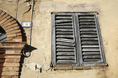 Corinaldo (An), İtalya - 1 Ocak 2019: Corinaldo köyünde eski bir pencere, Corinaldo, Ancona, Marche, İtalya 