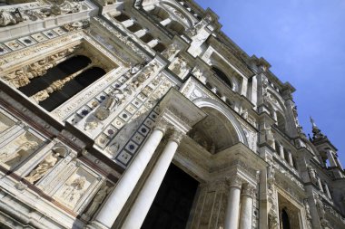 Pavia (Pv), İtalya - Haziran 2018: Certosa di Pavia cephe ayrıntıları, Pavia, Lombardy, İtalya 