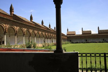 Pavia (Pv), İtalya - 09 Haziran 2018: Certosa di Pavia bölgesi ve Kartaca Manastırı iç saha, Pavia, Lombardiya, İtalya 