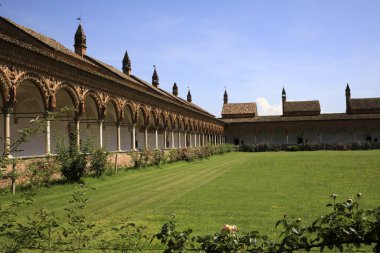 Pavia (Pv), İtalya - 09 Haziran 2018: Certosa di Pavia bölgesi ve Kartaca Manastırı iç saha, Pavia, Lombardiya, İtalya 