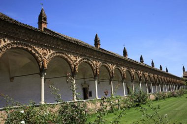 Pavia (Pv), İtalya - 09 Haziran 2018: Certosa di Pavia bölgesi ve Kartaca Manastırı iç saha, Pavia, Lombardiya, İtalya 