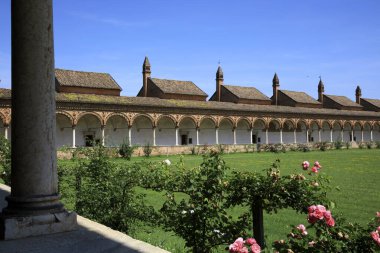 Pavia (Pv), İtalya - 09 Haziran 2018: Certosa di Pavia bölgesi ve Kartaca Manastırı iç saha, Pavia, Lombardiya, İtalya 