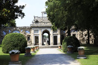 Lainate (Mi), İtalya - 16 Haziran 2018: Villa Litta Borromeo Visconti parkı, Lainate, Milan, Lombardy, İtalya