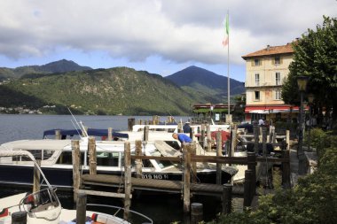 Orta San Giulio (Hayır), İtalya - 02 Eylül 2019: Orta göl, Novara, Piedmont, İtalya 'daki küçük liman 