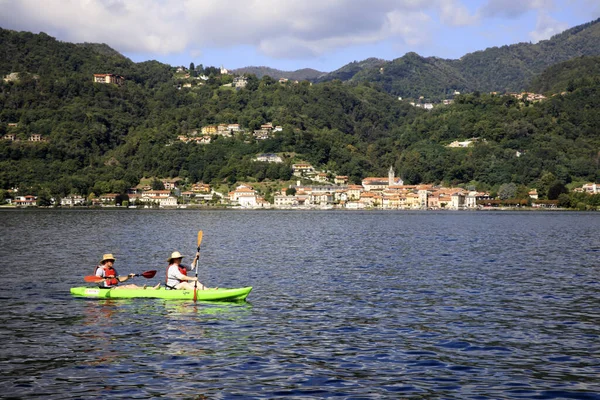 Orta San Giulio Itália Setembro 2019 Uma Canoa Vista Lago — Fotografia de Stock