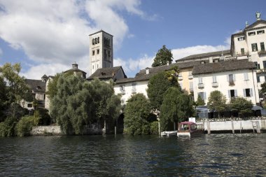 Orta San Giulio (Hayır), İtalya - 02 Eylül 2019: Orta San Giulio adasındaki tekneden evler manzarası, Novara, Piedmont, İtalya 