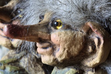 Norveç, Norveç ve Avrupa 'da hediyelik eşya satan bir dükkanda hediyelik eşya satıyor