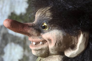 Norveç, Norveç ve Avrupa 'da hediyelik eşya satan bir dükkanda hediyelik eşya satıyor