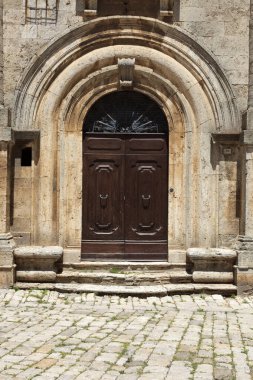 Montepulciano (Si), İtalya - 01 Haziran 2016: Piazza Grande, Montepulciano, Tuscany, İtalya 'daki Toplum Binası' nın ön kapısına açılan kaldırım taşı kaldırımı