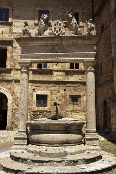 Montepulciano Itálie Června 2016 Studna Historické Středověké Vesnici Montepulciano Toskánsko — Stock fotografie