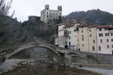 Dolceacqua (Im), İtalya - 19 Aralık 2017: Doria şatosu, Imperia, Liguria, İtalya