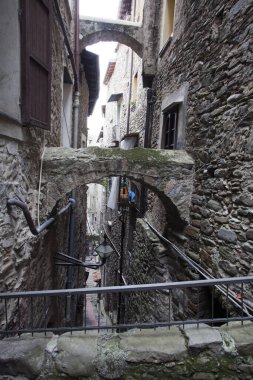 Dolceacqua (Im), İtalya - 19 Aralık 2017: Dolceacqua köyündeki eski evlerin manzarası, Imperia, Liguria, İtalya