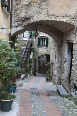 Dolceacqua (Im), İtalya - 19 Aralık 2017: Dolceacqua köyündeki eski evlerin manzarası, Imperia, Liguria, İtalya