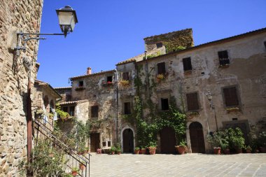 Montemerano (Gr), İtalya - 11 Eylül 2017: Montemerano, Manciano, Grosseto, Toskana, İtalya, Avrupa 'da tipik bir ev ve meydan