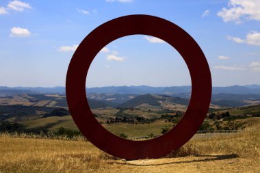 Volterra (Si), İtalya - 25 Nisan 2017: Yüzük, Mauro Staccioli, Volterra, Toskana, İtalya