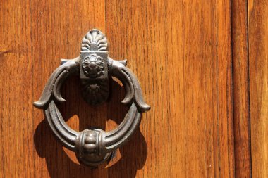 Volterra (Si), İtalya - 25 Nisan 2017: Volterra kasabasında eski bir metal kapı tokmağı, Toskana, İtalya