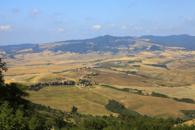 Volterra (Si), İtalya - 25 Nisan 2017: Volterra yakınlarındaki tepeler, Toskana, İtalya