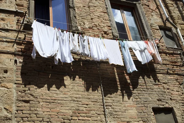 Volterra Italien April 2017 Kläder Som Torkar Framför Gamla Huset — Stockfoto