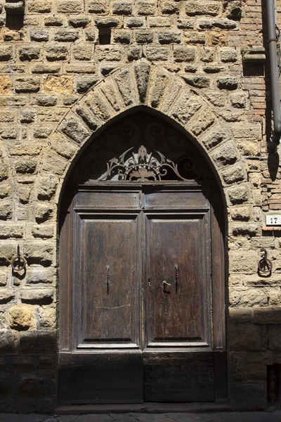 Volterra Italien April 2017 Gammal Typisk Trädörr Volterra Stad Toscana — Stockfoto