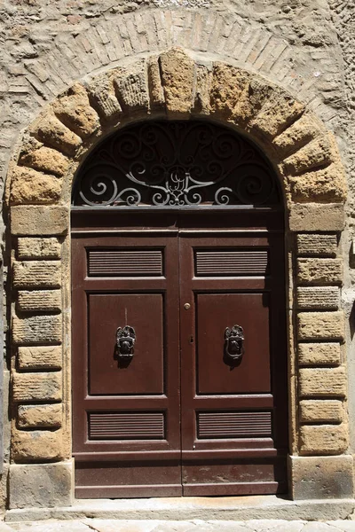 Volterra Italia Abril 2017 Una Vieja Puerta Típica Madera Ciudad — Foto de Stock