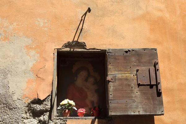 Volterra (Si), İtalya - 25 Nisan 2017: Volterra 'daki eski bir evde küçük bir şapel
