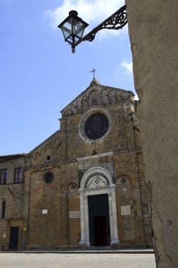 Volterra (Si), İtalya - 25 Nisan 2017: Santa Maria Assunta Kilisesi, Volterra, Toskana, İtalya