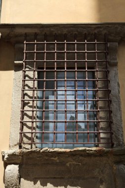 Volterra (Si), İtalya - 25 Nisan 2017: Volterra kasabası, Toskana, İtalya 'da demir ızgaralı tipik bir pencere