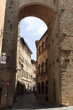 Volterra (Si), İtalya - 25 Nisan 2017: Volterra kasabasında tipik bir yol, Tuscany, İtalya