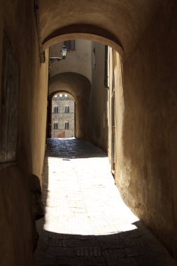 Volterra (Si), İtalya - 25 Nisan 2017: Volterra kasabasında tipik bir yol, Tuscany, İtalya
