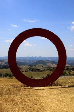 Volterra (Si), İtalya - 25 Nisan 2017: Yüzük, Mauro Staccioli, Volterra, Toskana, İtalya