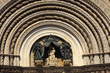 Orvieto (Tr), İtalya - 10 Mayıs 2016: Orvieto katedralinin belli bir cephesi, Terni, Umbria, İtalya