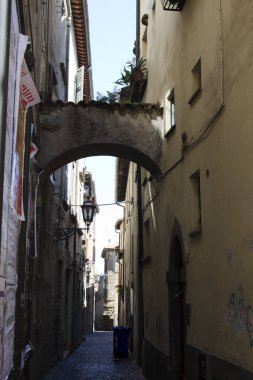 Orvieto (Tr), İtalya - 10 Mayıs 2016: Orvieto, Terni, Umbria, İtalya 'nın merkezinde tipik bir yol ve evler