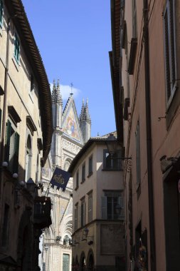 Orvieto (Tr), İtalya - 10 Mayıs 2016: Orvieto, Terni, Umbria, İtalya 'nın merkezinde tipik bir yol ve evler