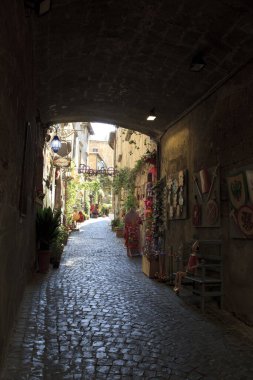 Orvieto (Tr), İtalya - 10 Mayıs 2016: Orvieto, Terni, Umbria, İtalya 'nın merkezinde tipik bir yol ve evler