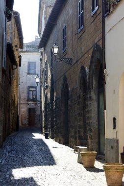 Orvieto (Tr), İtalya - 10 Mayıs 2016: Orvieto, Terni, Umbria, İtalya 'nın merkezinde tipik bir yol ve evler
