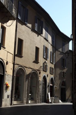 Orvieto (Tr), İtalya - 10 Mayıs 2016: Orvieto, Terni, Umbria, İtalya 'nın merkezinde tipik bir yol ve evler