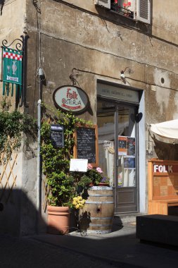 Orvieto (Tr), İtalya - 10 Mayıs 2016: Orvieto, Terni, Umbria, İtalya 'nın merkezinde tipik bir restoran