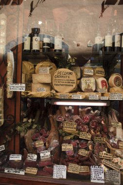 Orvieto (Tr), İtalya - 10 Mayıs 2016: Orvieto, Terni, Umbria, İtalya 'nın merkezinde bir şarküteri