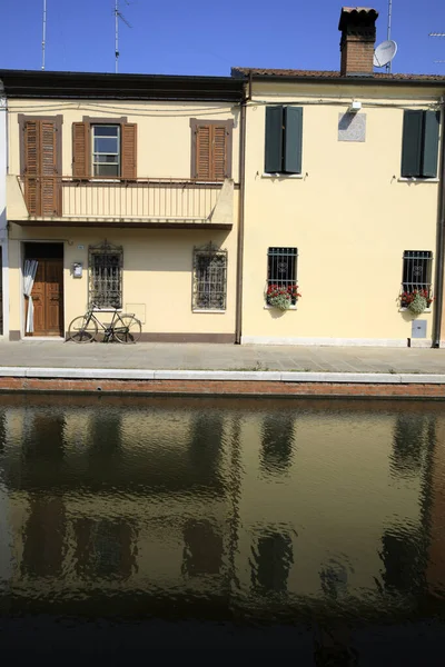 Comacchio Itália Abril 2017 Casas Aldeia Comacchio Refletindo Água Delta — Fotografia de Stock