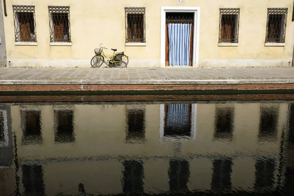 Comacchio Italy April 2017 House Comacchio Village Reflecting Water Delta — Φωτογραφία Αρχείου