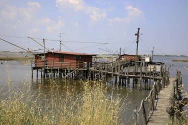 Po Nehri (Fe), İtalya - 30 Nisan 2017: Po Nehri üzerinde eski bir balıkçının evi, Delta Bölgesel Parkı, Emilia Romagna, İtalya