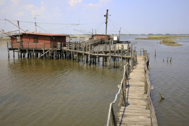 Po Nehri (Fe), İtalya - 30 Nisan 2017: Po Nehri üzerinde eski bir balıkçının evi, Delta Bölgesel Parkı, Emilia Romagna, İtalya