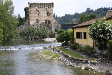 Borghetto (Vr), İtalya - 30 Nisan 2017: Borghetto köy manzarası ve Mincio nehri, Mincio, Verona, Veneto, İtalya
