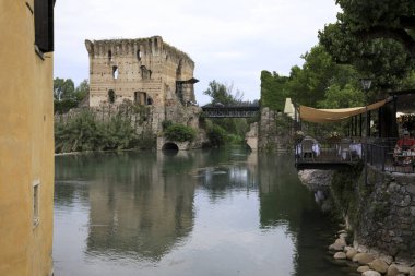Borghetto (Vr), İtalya - 30 Nisan 2017: Mincio nehri Borghetto köyü, Mincio, Verona, Veneto, İtalya