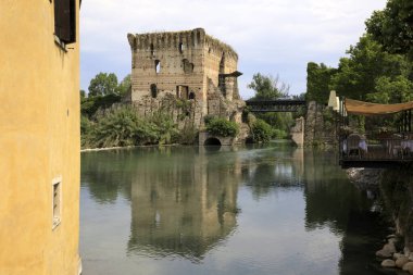 Borghetto (Vr), İtalya - 30 Nisan 2017: Mincio nehri Borghetto köyü, Mincio, Verona, Veneto, İtalya