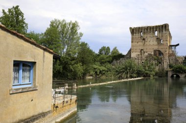 Borghetto (Vr), İtalya - 30 Nisan 2017: Borghetto köy manzarası ve Mincio nehri, Mincio, Verona, Veneto, İtalya